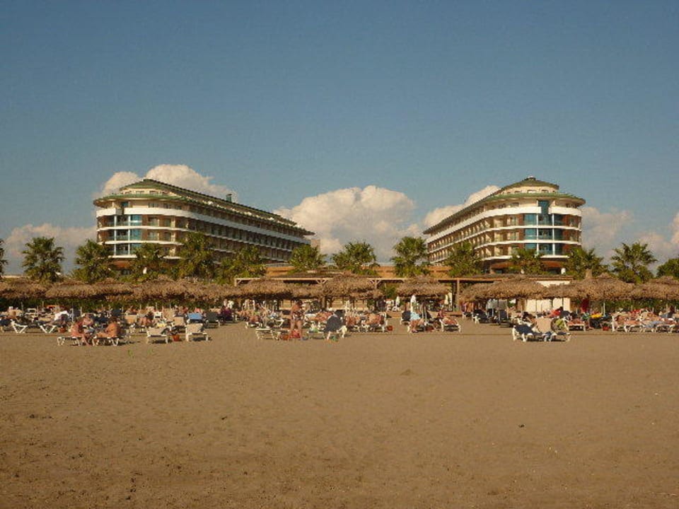 Blick vom Strand auf das Hauptgebäude Voyage Belek Golf & Spa