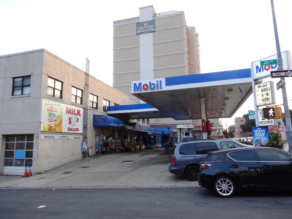 Tankstelle (Supermarkt) vor dem Hotel Queens County Inn and Suites