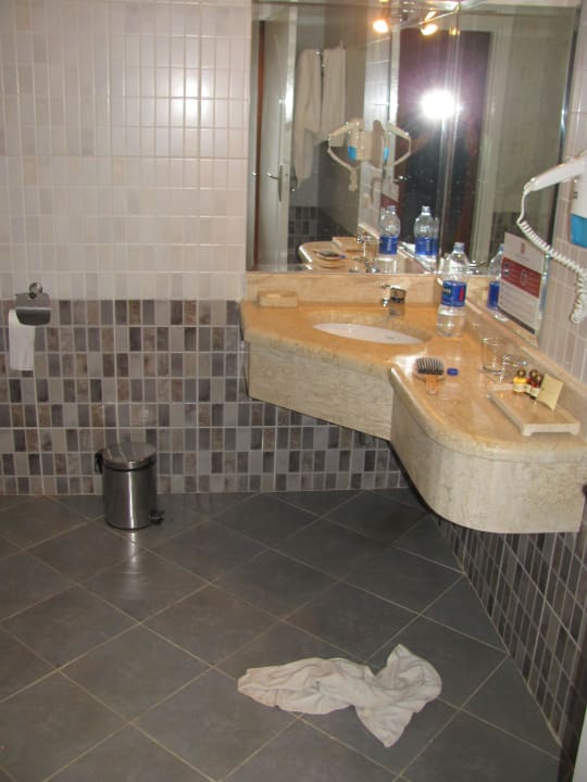 Großes Bad mit Dusche ohne Duschvorhang Hotel Gorgonia Beach Resort