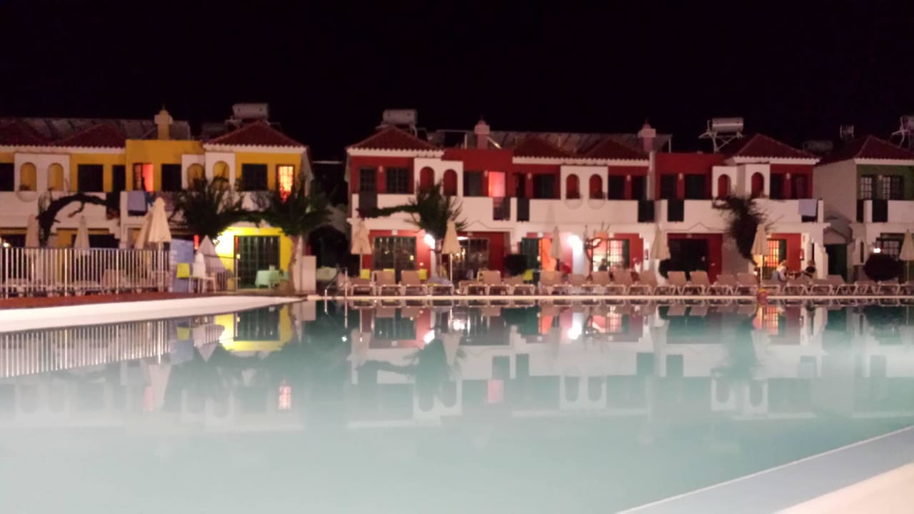Pool und Bungalows am Abend Bungalows Vistaflor