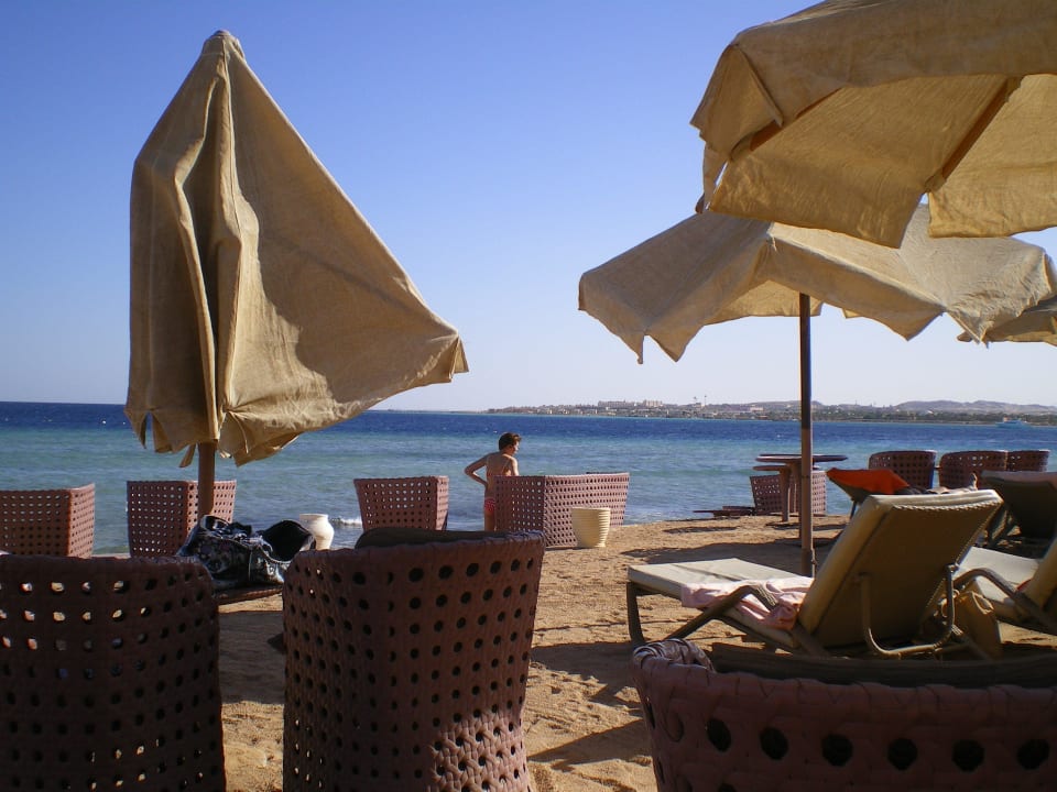 Sitzbereich in der 5* Beach-Bar - Schirme kaputt Makadi Spa - Adults only