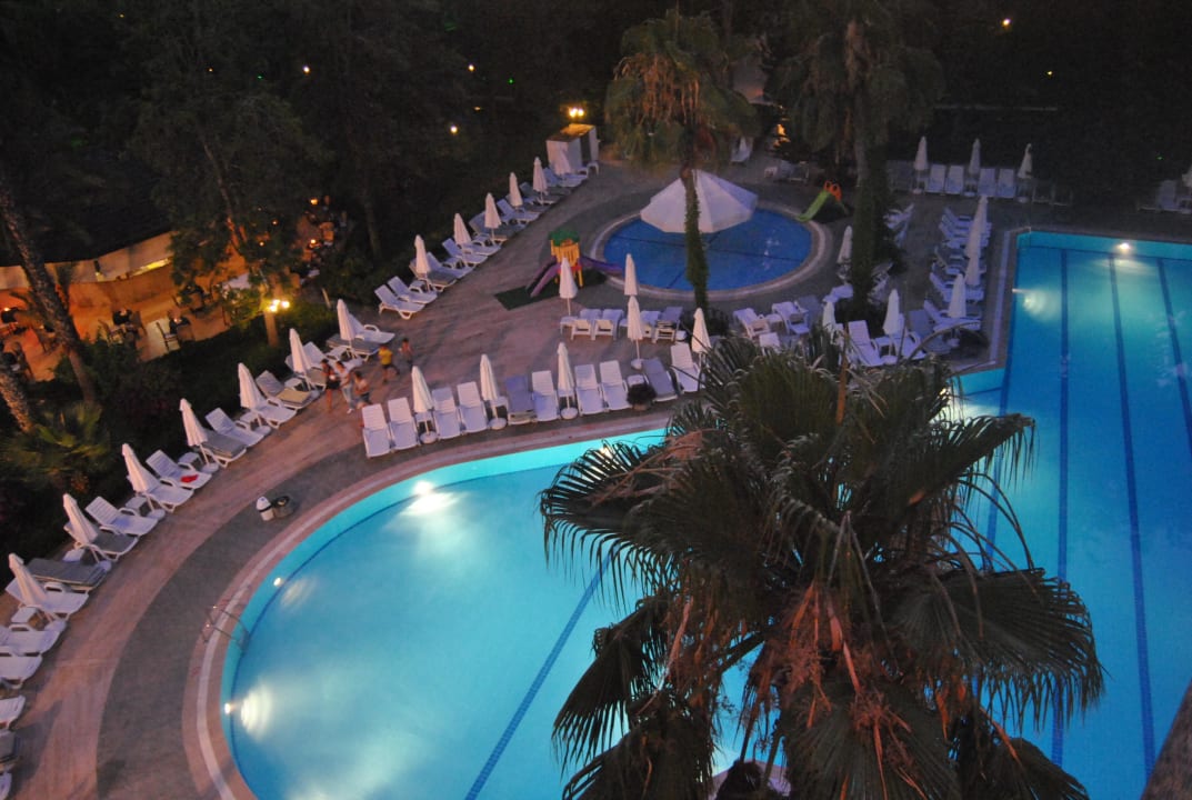 Pool vorm Restaurant Botanik Hotel & Resort