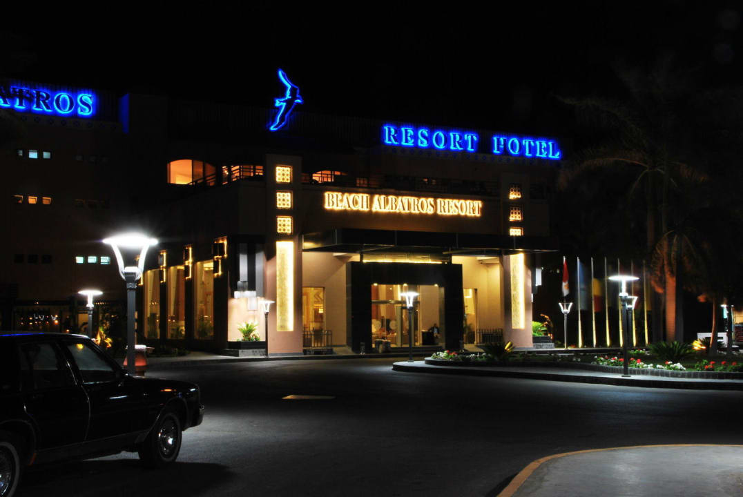 Haupteingang bei Nacht. Beach Albatros Resort