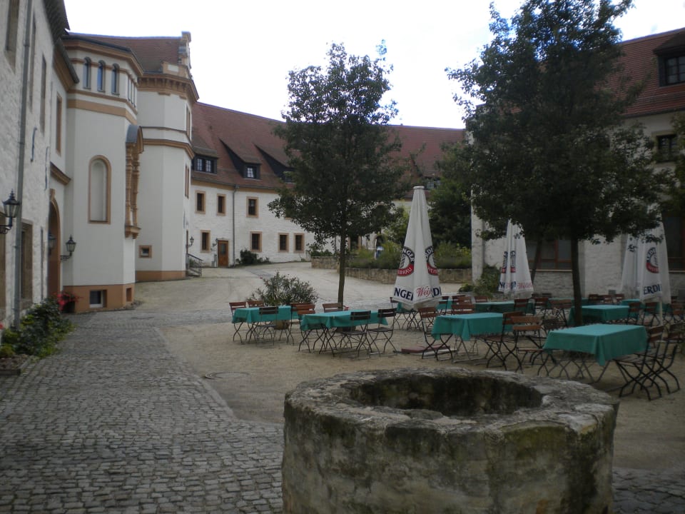 Blick vom Restaurant in den Innenhof Schloßhotel Schkopau