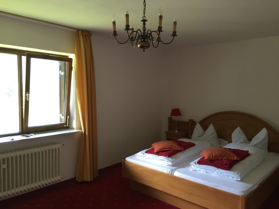 Schlafraum mit Couch Berghof Sutten
