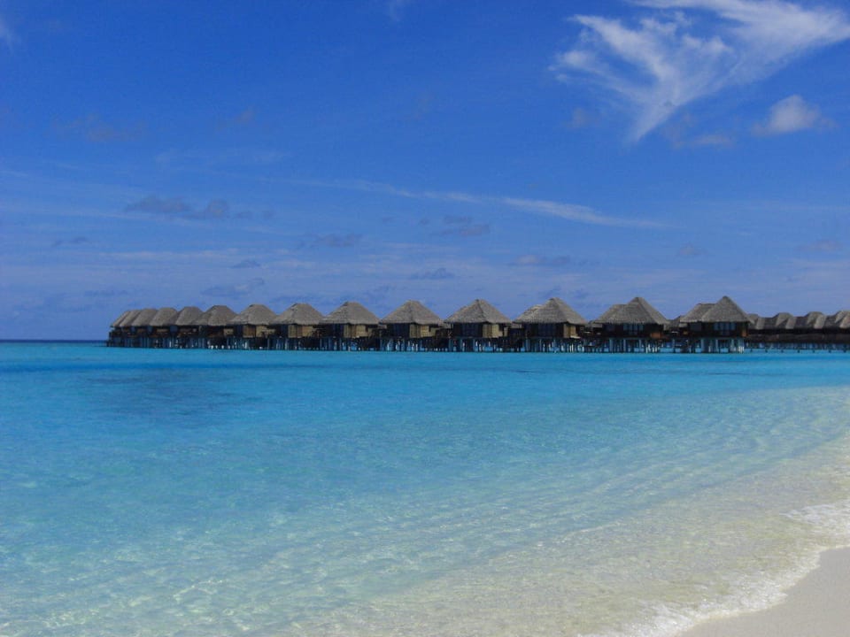Blick auf Wasserbungalows Sun Siyam Vilu Reef