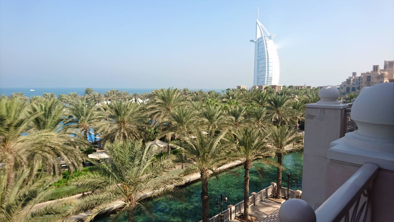 Gartenanlage mit Blick auf Burj al Arab Jumeirah Dar Al Masyaf