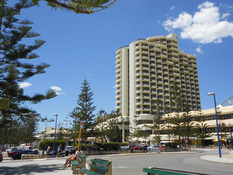 Hotel vom Strand aus gesehen Rendezvous Grand Hotel Perth Scarborough