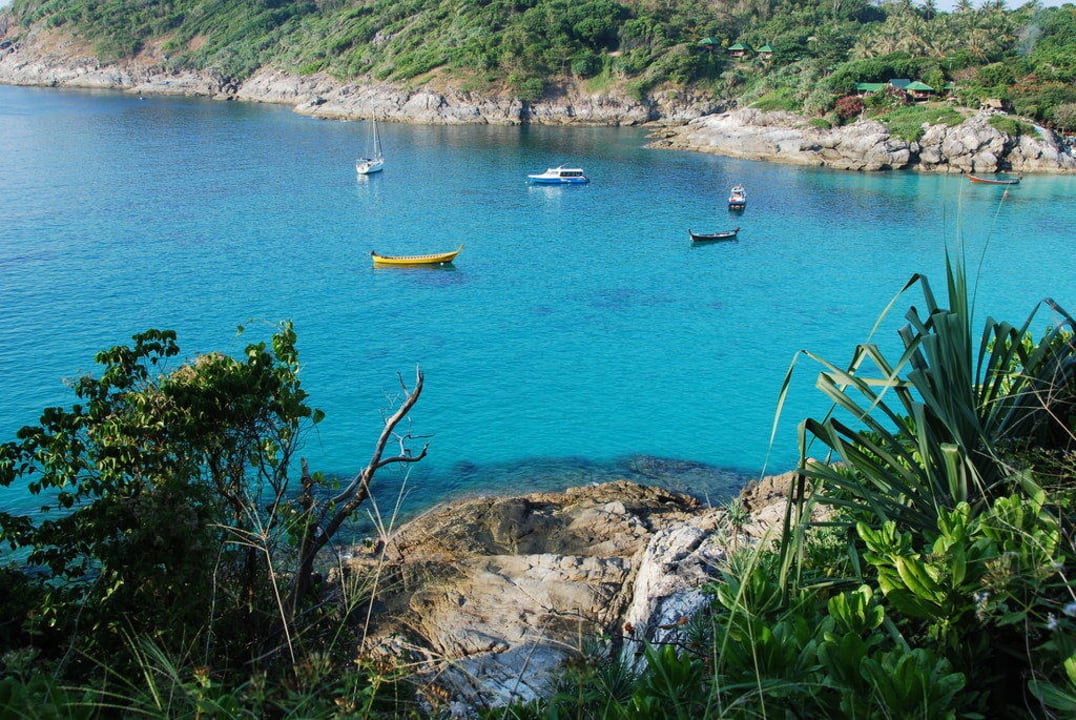 Blick vom nahegelegenen Hügel auf die Bucht Hotel The Racha