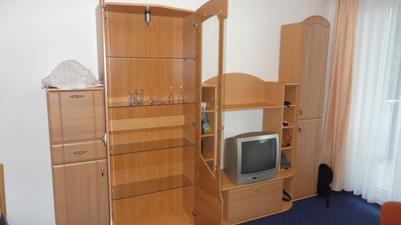 Leere Schrankwand, nein ein Röhrenfernseher ist da Apartmenthotel-Harz