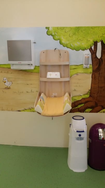 Wickeltisch beim Kinderpool Oberjoch - Familux Resort