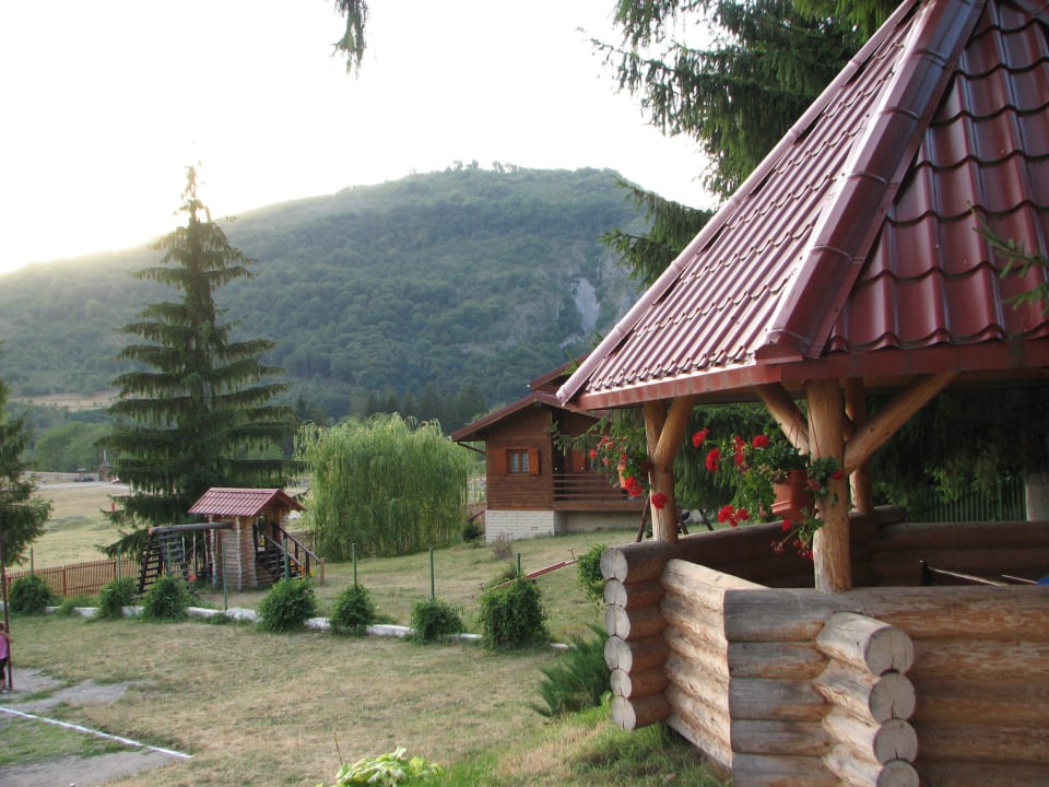 Garden of the pension Cheile Olteţului Pension Cheile Oltetului