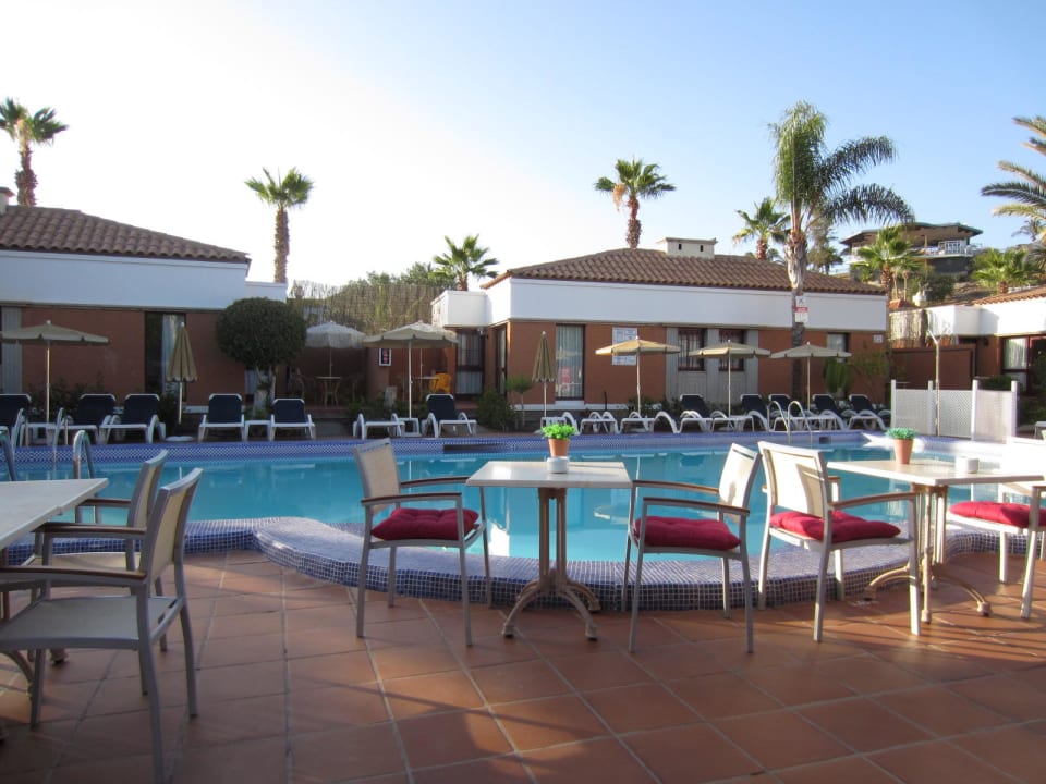 restauranttische-und-pool-magnolias-natura-maspalomas