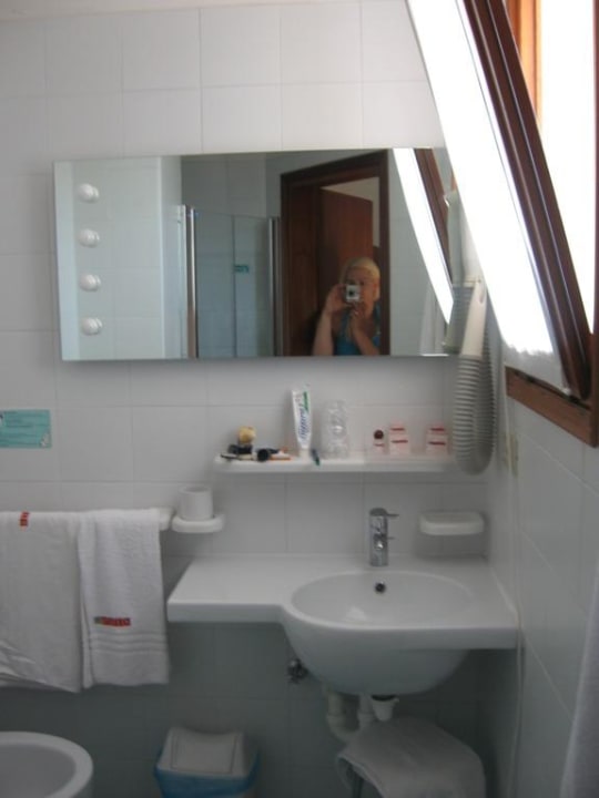 Badezimmer, Standardzimmer Hotel Eden