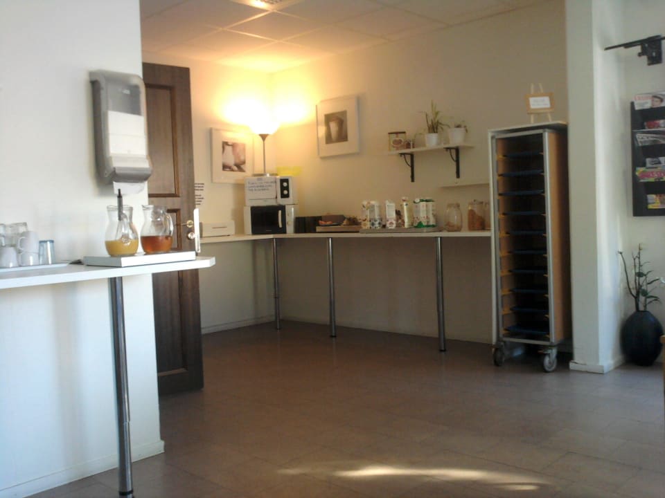 Frühstücksbuffet vom Sitzplatz aus. Hostel Snoozemore