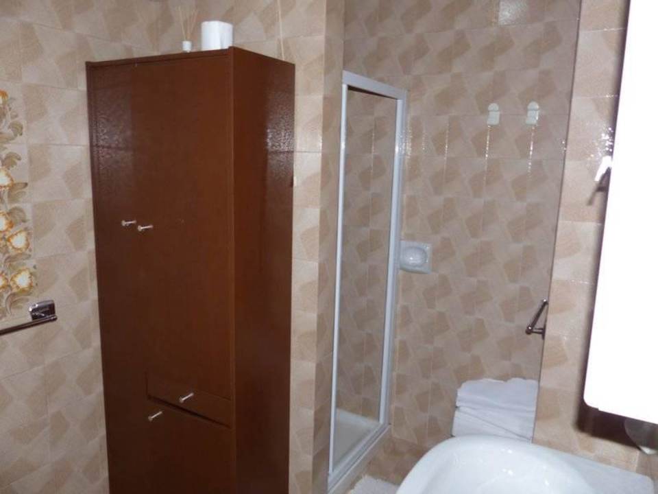 Großes Bad mit Dusche und Ablageschrank Pension Alla Pineta