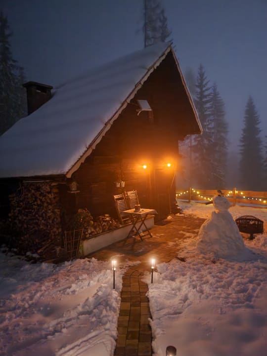 Außenansicht Urige Waldbienenhütte