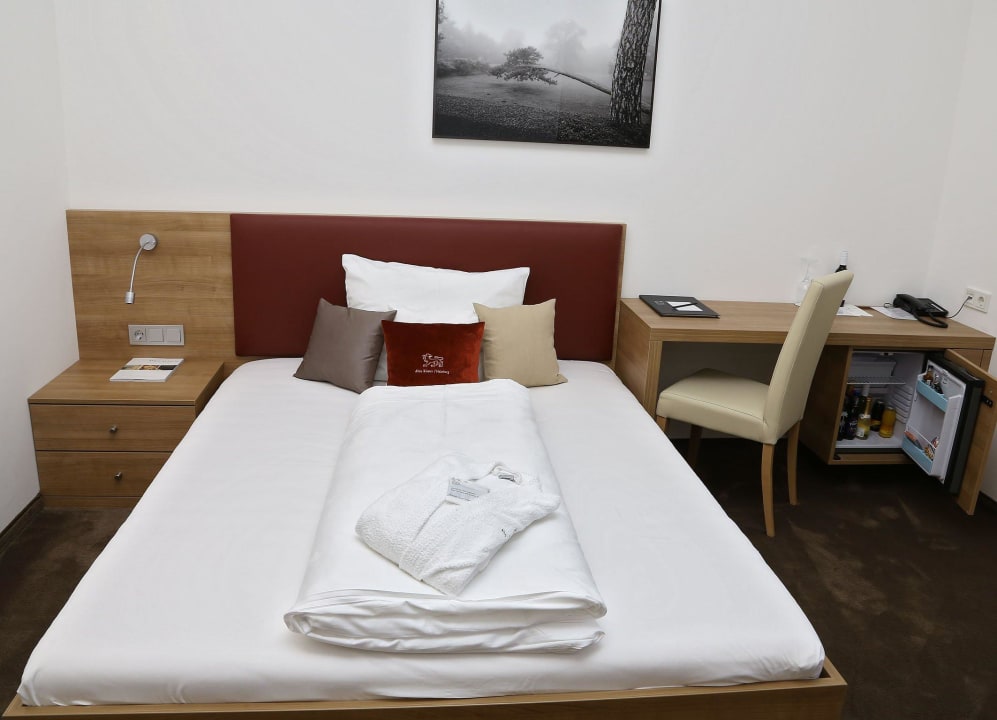 Riesen Bett im Einzelzimmer Hotel Altes Kloster