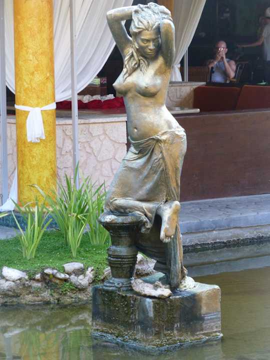 Nymphe in der Lobby Hotel Playa Pesquero