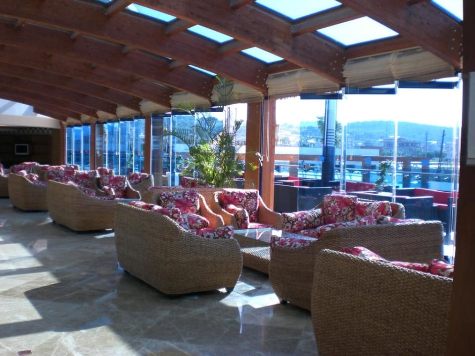 Sitzmöglichkeiten Granada Luxury Okurcalar