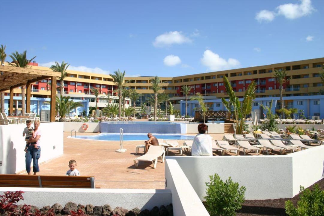 Poolanlage mit Hotel Iberostar Waves Gaviotas Park