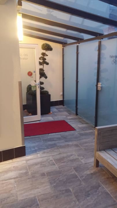 Eingang und Fahrstuhl Hotel Gideon