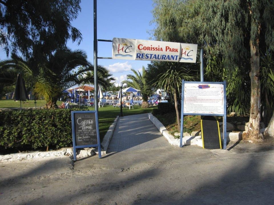 Eingang in den Park und in das Restaurant Corissia Beach Hotel