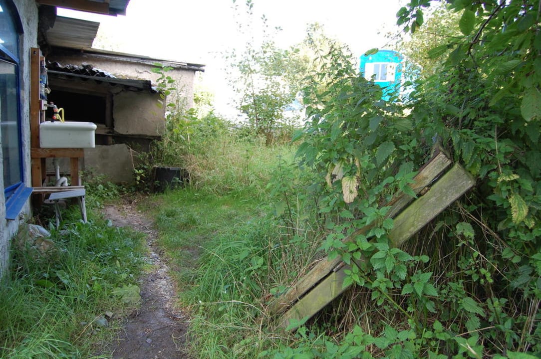Weg zum Waschhaus und Außenwaschbecken Bauwagen Apfel