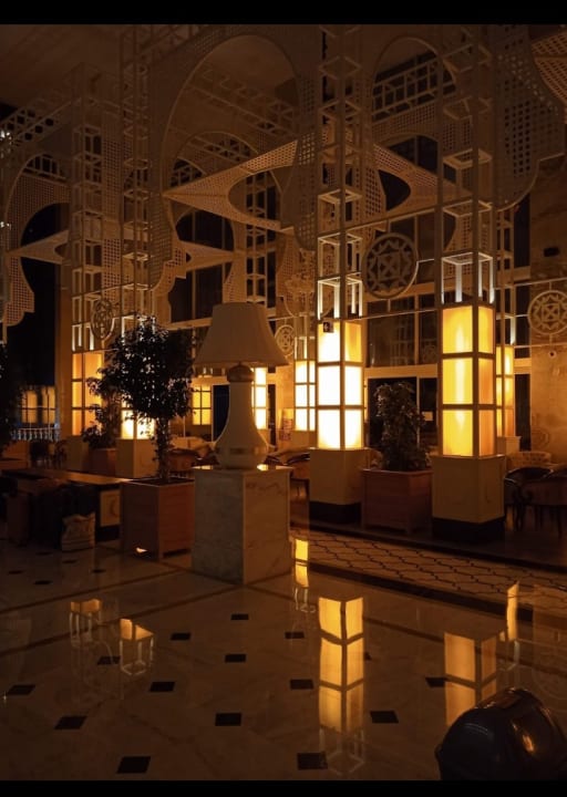 Lobby Well Palace Side