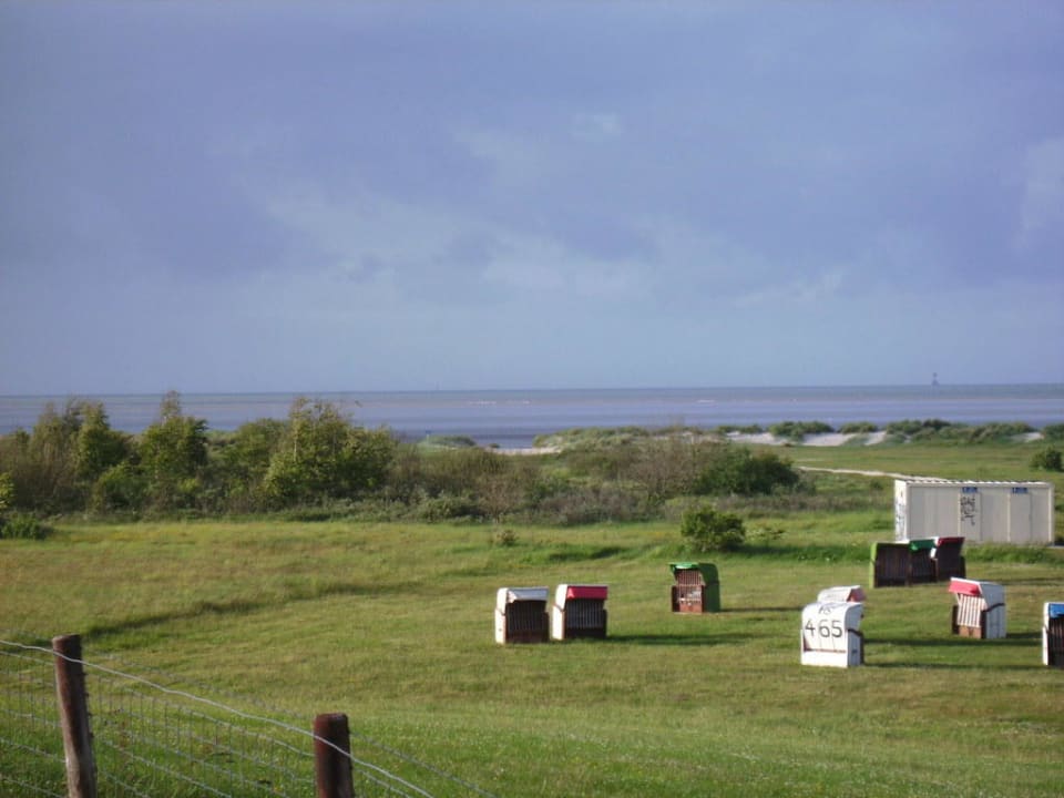 Rechts: Leuchturm Mellumplate, Mitte: Tegel Plate, links: Ro Upstalsboom Hotel am Strand
