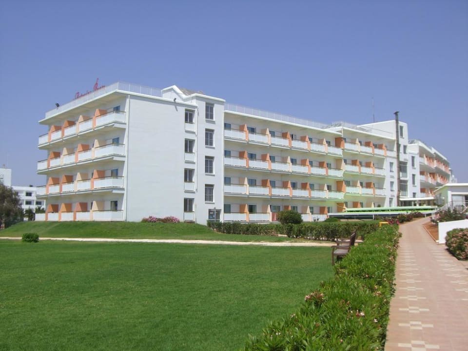 Blick vom Strandanfang zum Hotel Asterias Beach