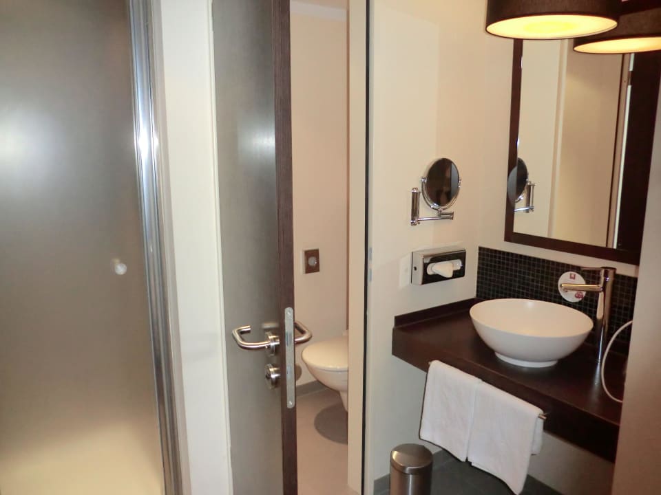 Blick in das Badezimmer Leonardo Hotel Berlin