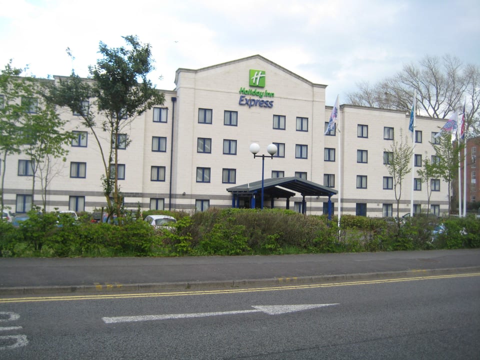 Außenansicht von der Straße (Brücke) aus Hotel Holiday Inn Express Poole