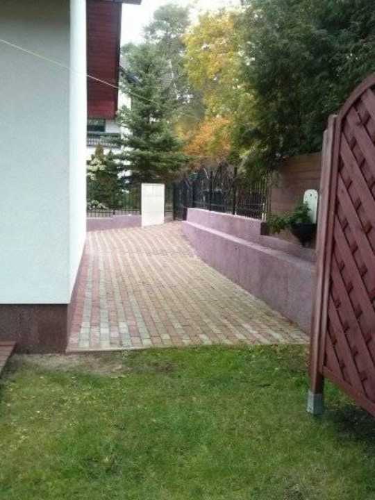 Blick vom Garten zum Hof/Einfahrt Ferienhaus Zacisze 1