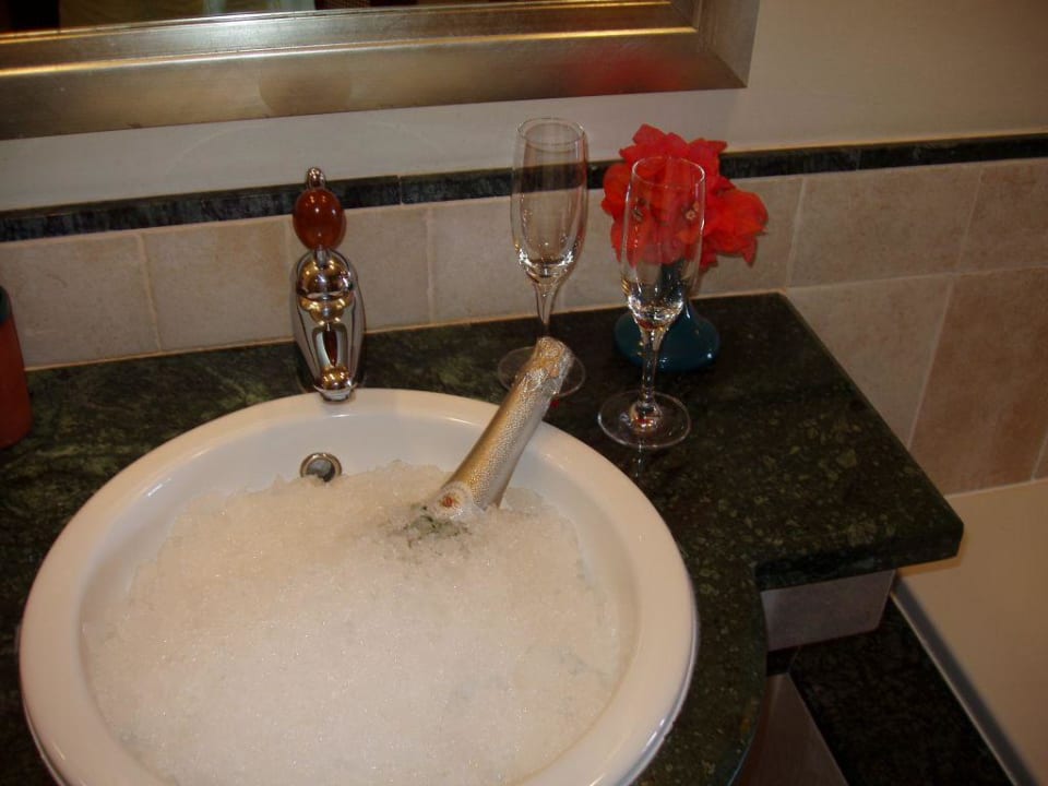 Willkommensgruß im Badezimmer LUX* Grand Gaube Resort & Villas