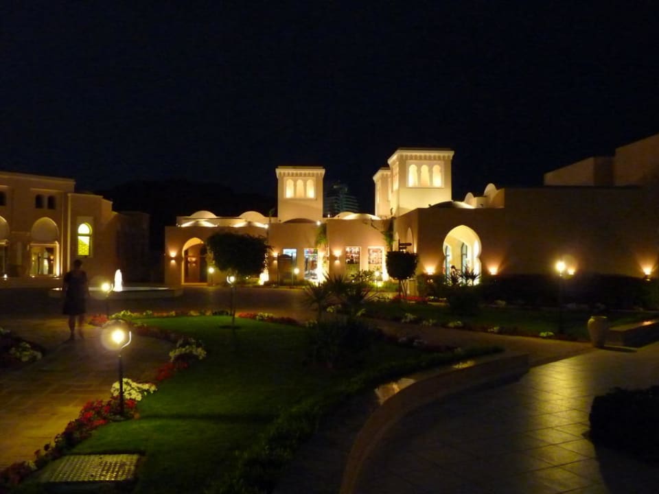 Hotel bei Nacht Miramar Al Aqah Beach Resort