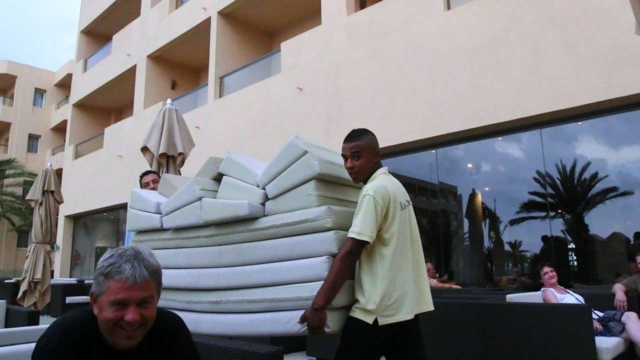 Bevors regnet,schnell die Polster weg Hotel Rosa Beach