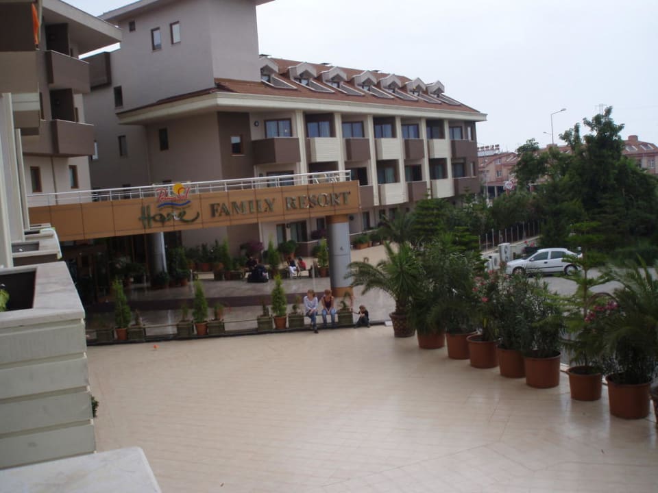Blick vom Balkon zum Eingang Hane Family Resort