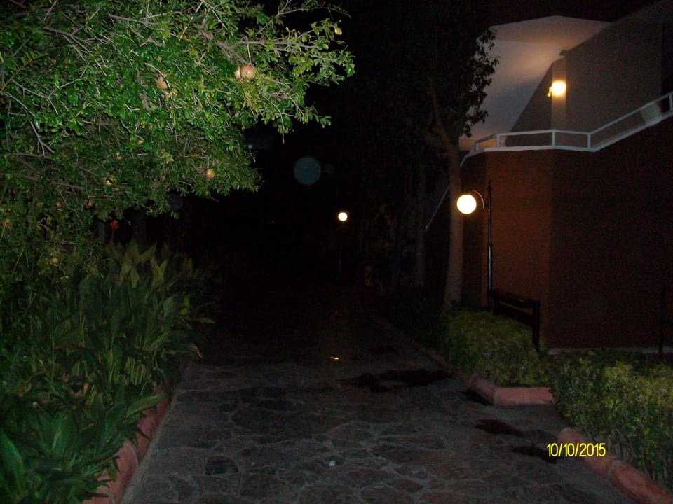 Abends in der Anlage Hotel Club Paradiso