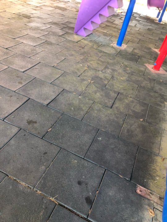 Spielplatz, sehr herunter gekommen Hane Family Resort