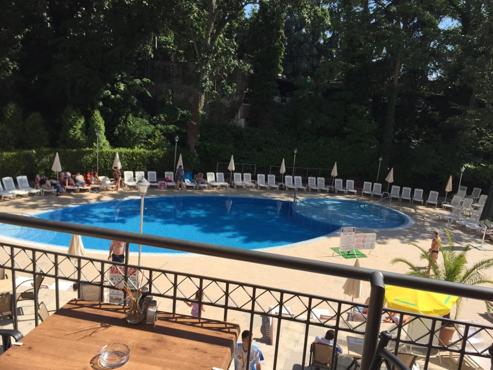 Ausblick von der Restaurantterrasse auf den Pool Odessos Park Hotel
