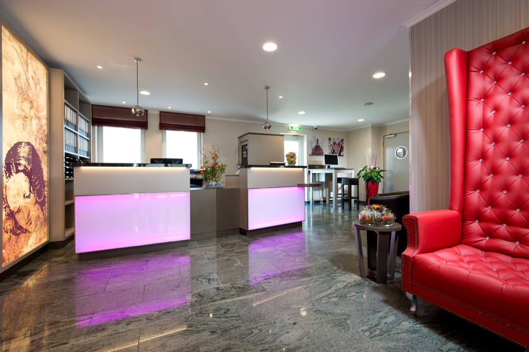 Reception area Leonardo Hotel Nürnberg