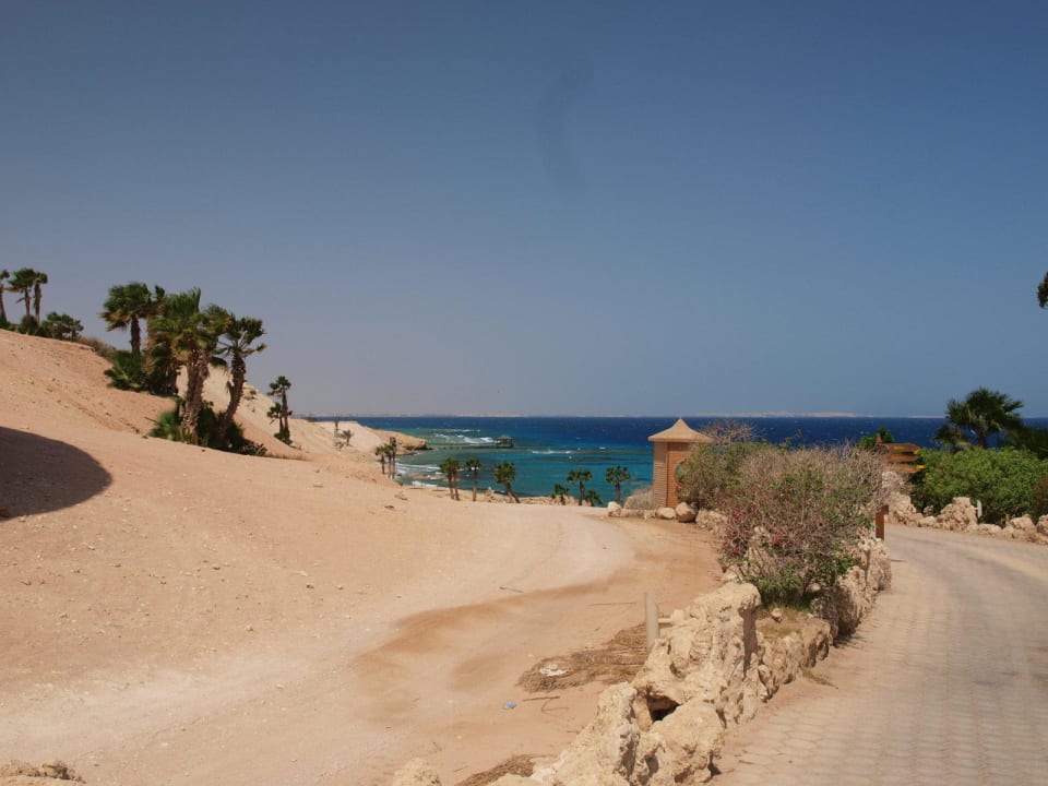 Schöner Ausblick auf dem Weg zum Strand Pickalbatros Citadel Resort