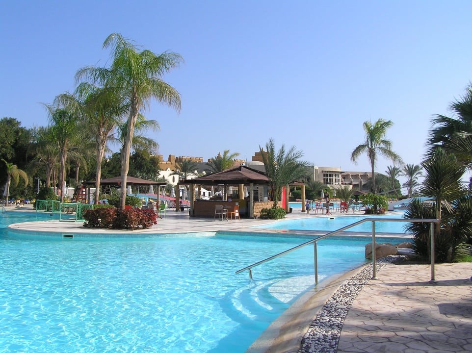 Rozsáhlý hotelový bazén i s barem Prima Life Makadi Resort