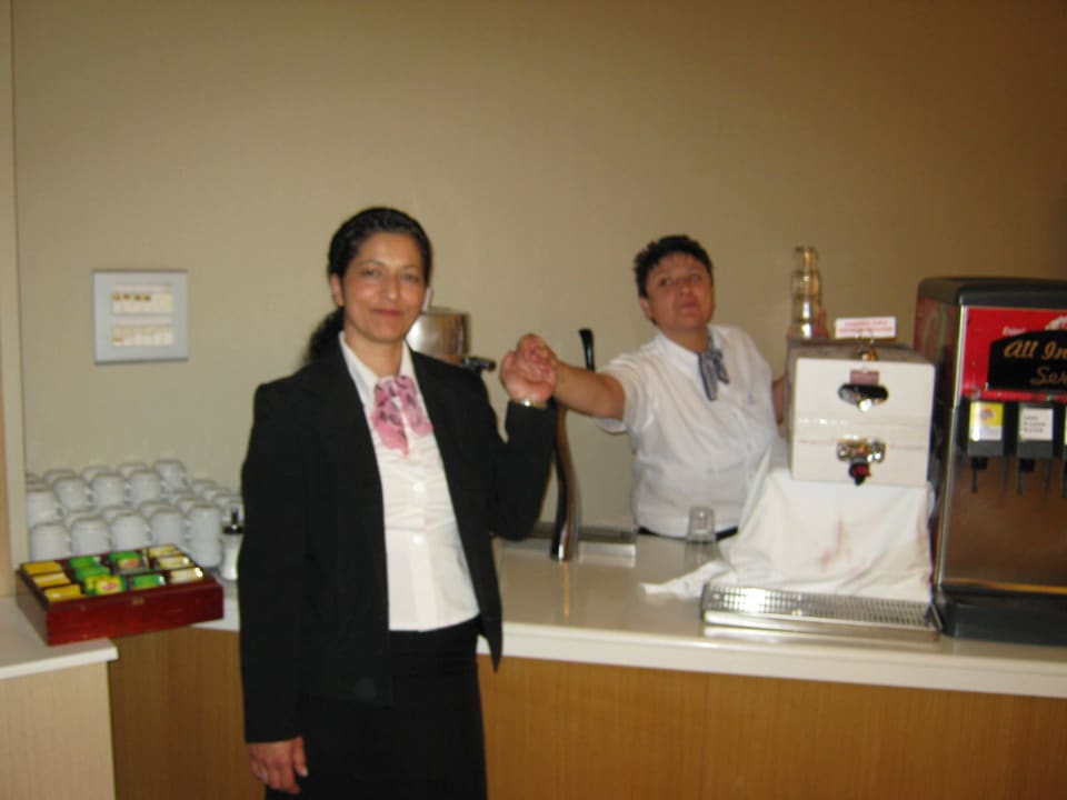 Immer freundlich: Christina und Vicky alltoura Club Hotel Poseidon Palace