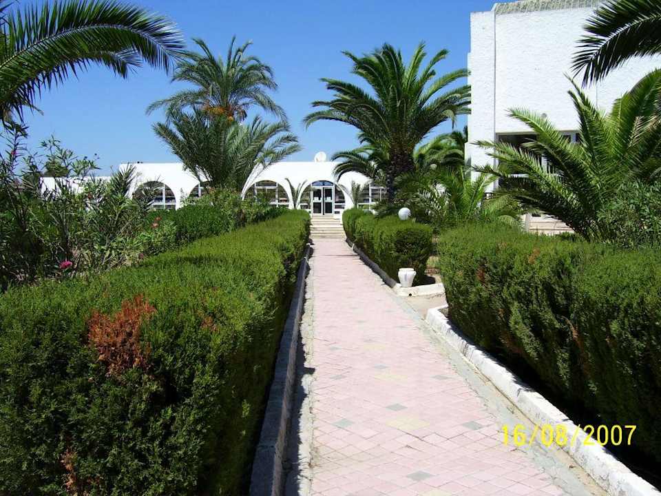Weg zum Shoppingcenter Royal Lido Resort & Spa