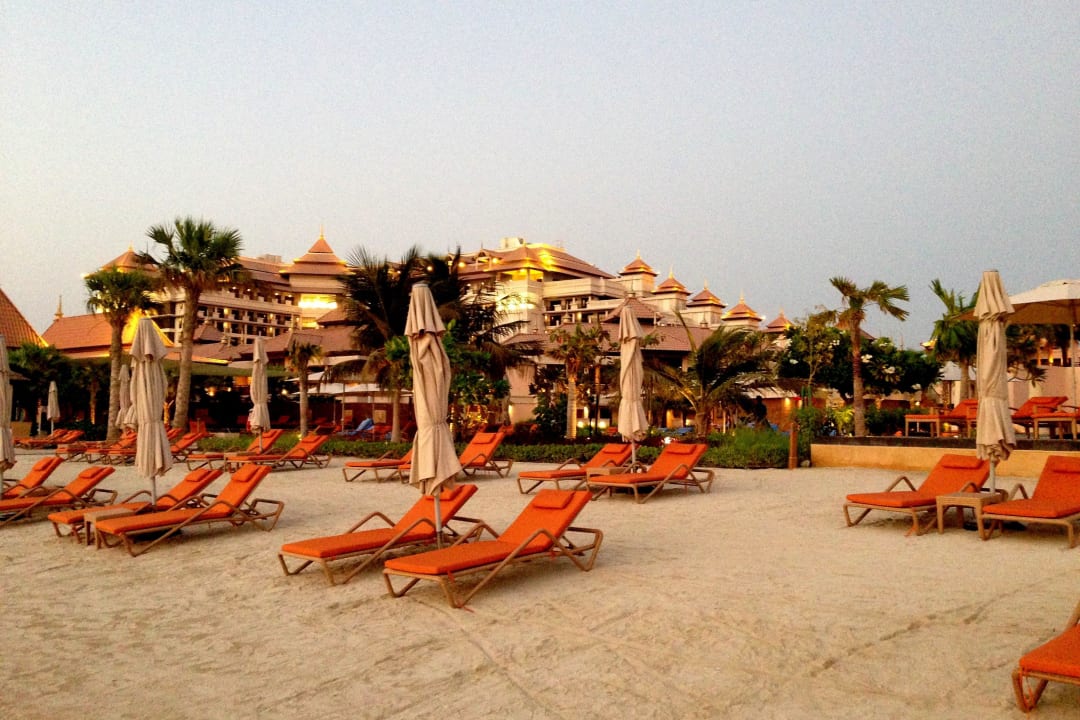 Strandanlage zur Zeit des Sonnenuntergangs Anantara The Palm Dubai Resort