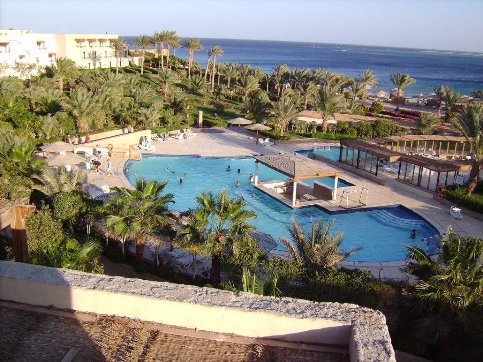 Überblick über die Hotelanlage bei Tage. Fort Arabesque Resort, Spa & Villas