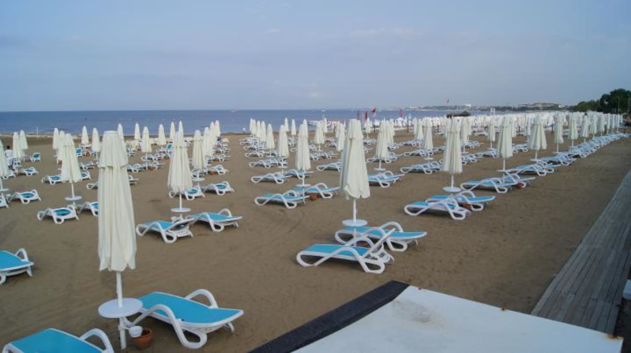 Neue Liegen und Schirme PALOMA Perissia