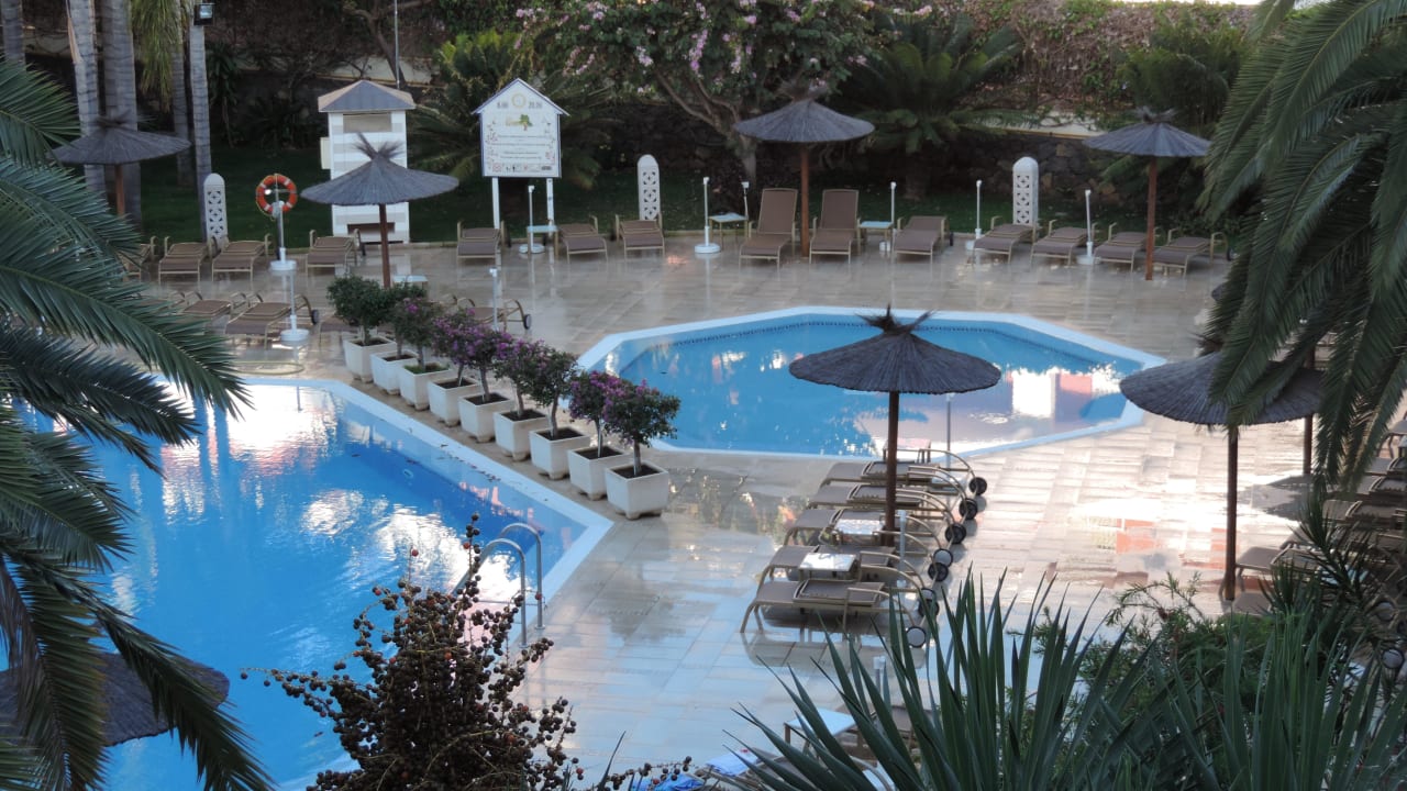 Blick auf Pool zur Abendzeit Hotel Riu Garoe